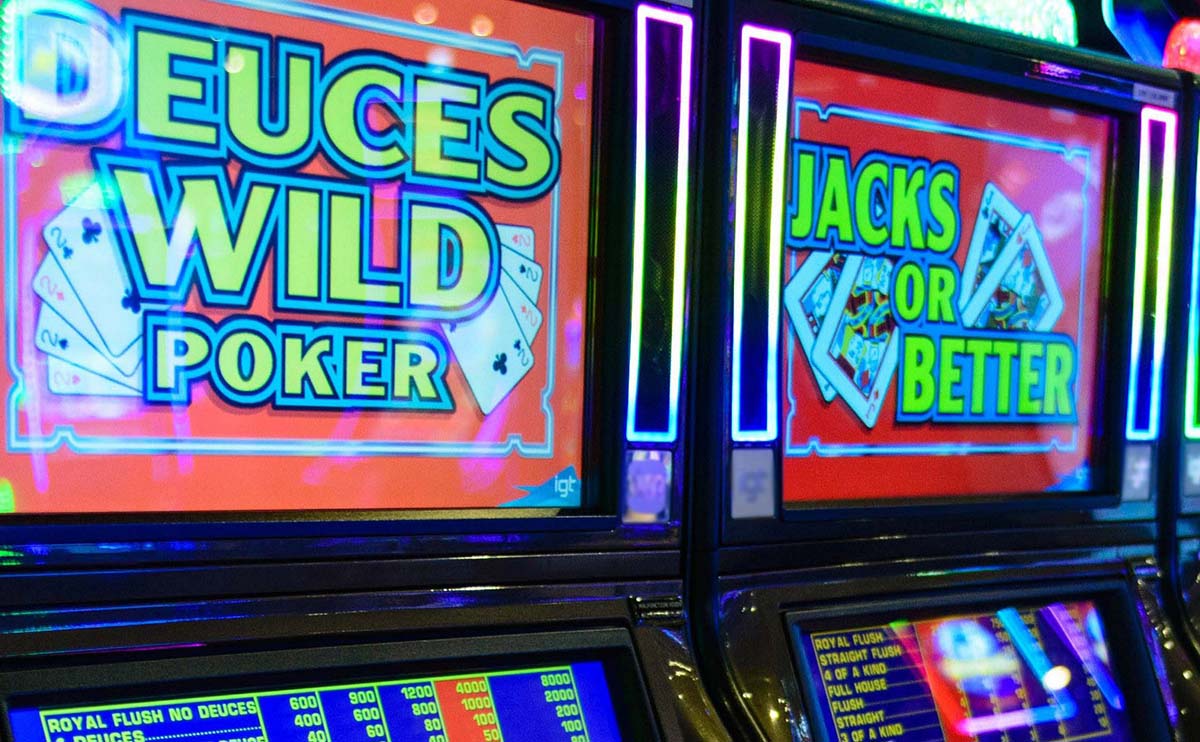 Máquina de video poker Los Doses son Comodines y otra máquina de Jotas o Mejor