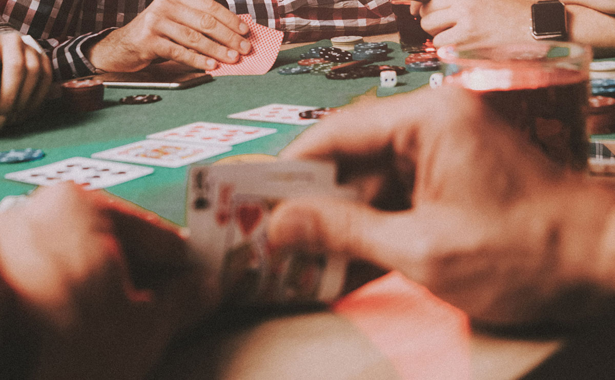 Varios amigos jugando al póker en un partido informal