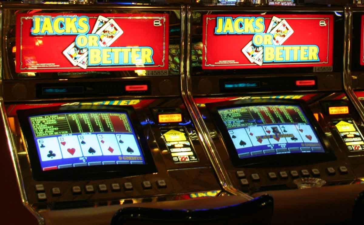 Dos máquinas de video poker de la modalidad Jotas o Mejor