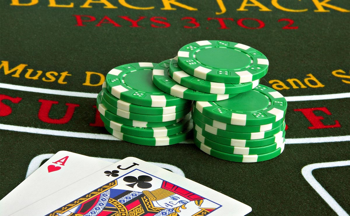 Fichas y jugada blackjack sobre una mesa de blackjack